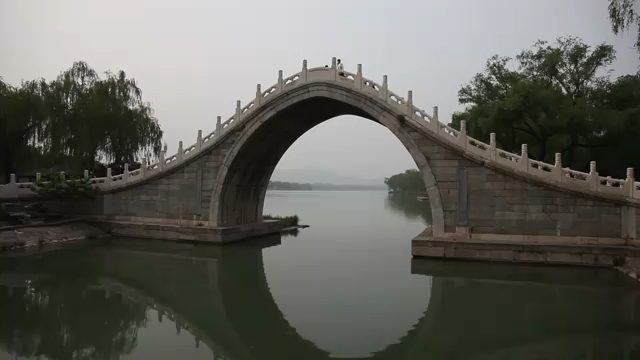 颐和园:半圆的桥洞与水中的倒影,构成一轮透明的圆月