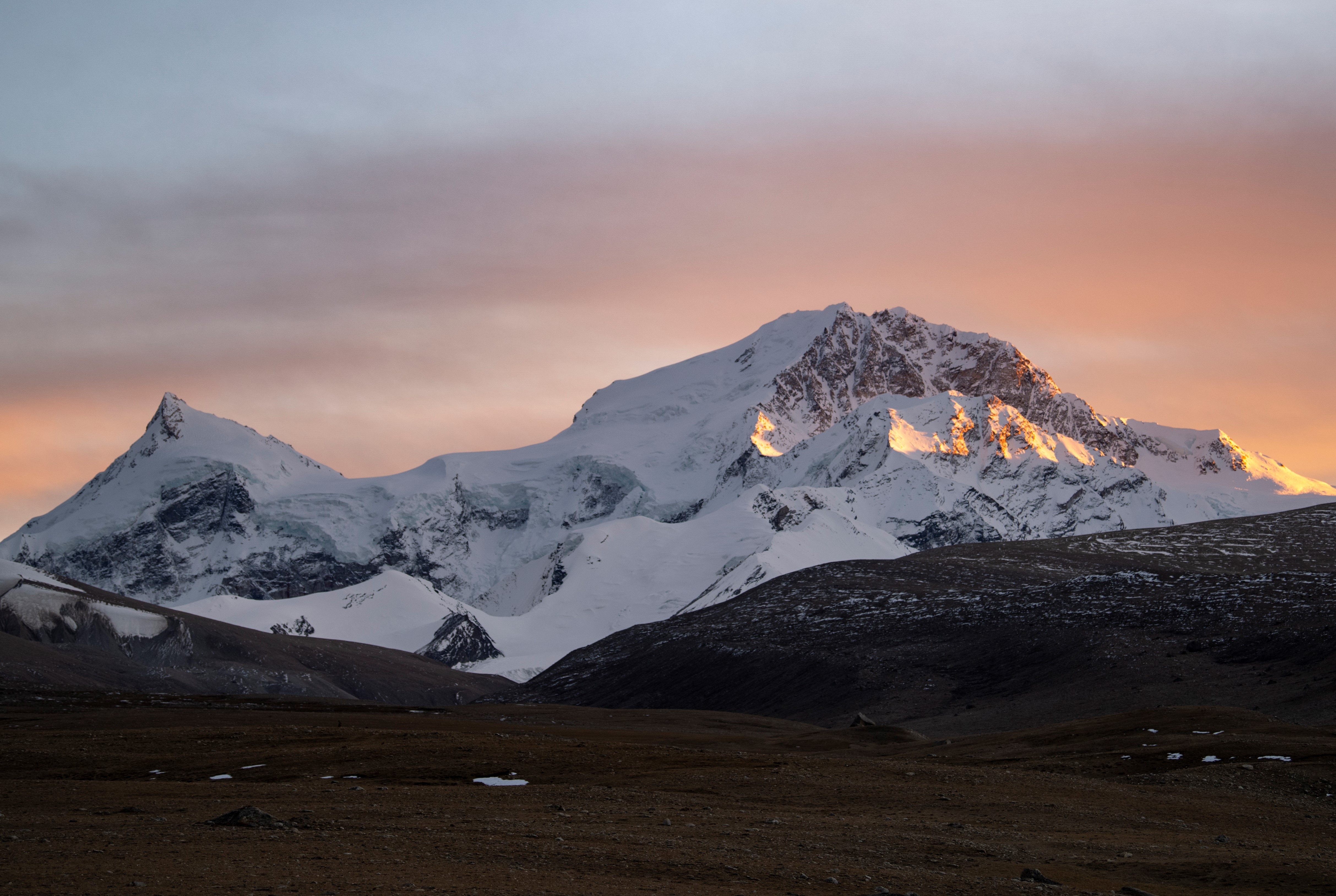 夕阳下的希夏邦马峰