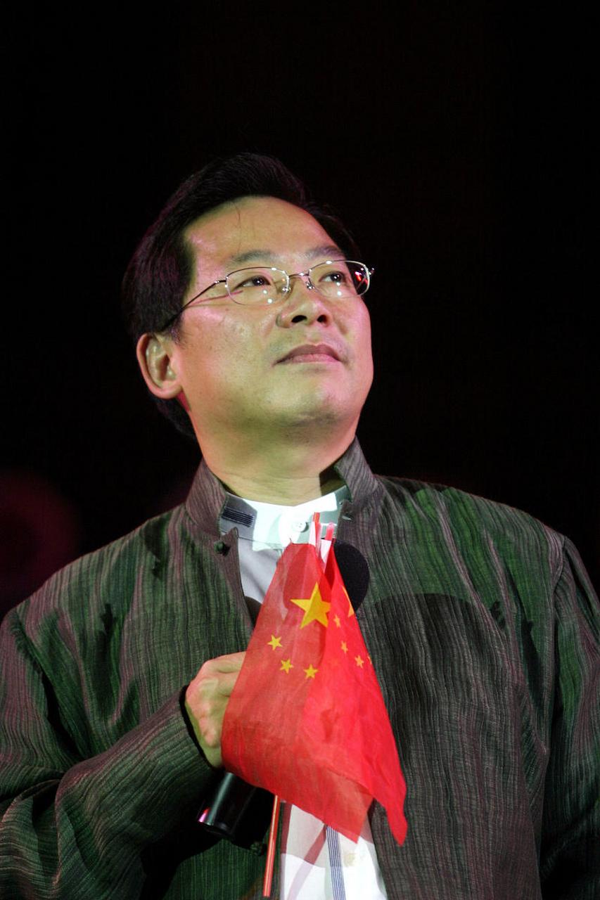 1984年,张明敏在唱完《我的中国心》后,被整个香港娱乐圈排挤,正当他