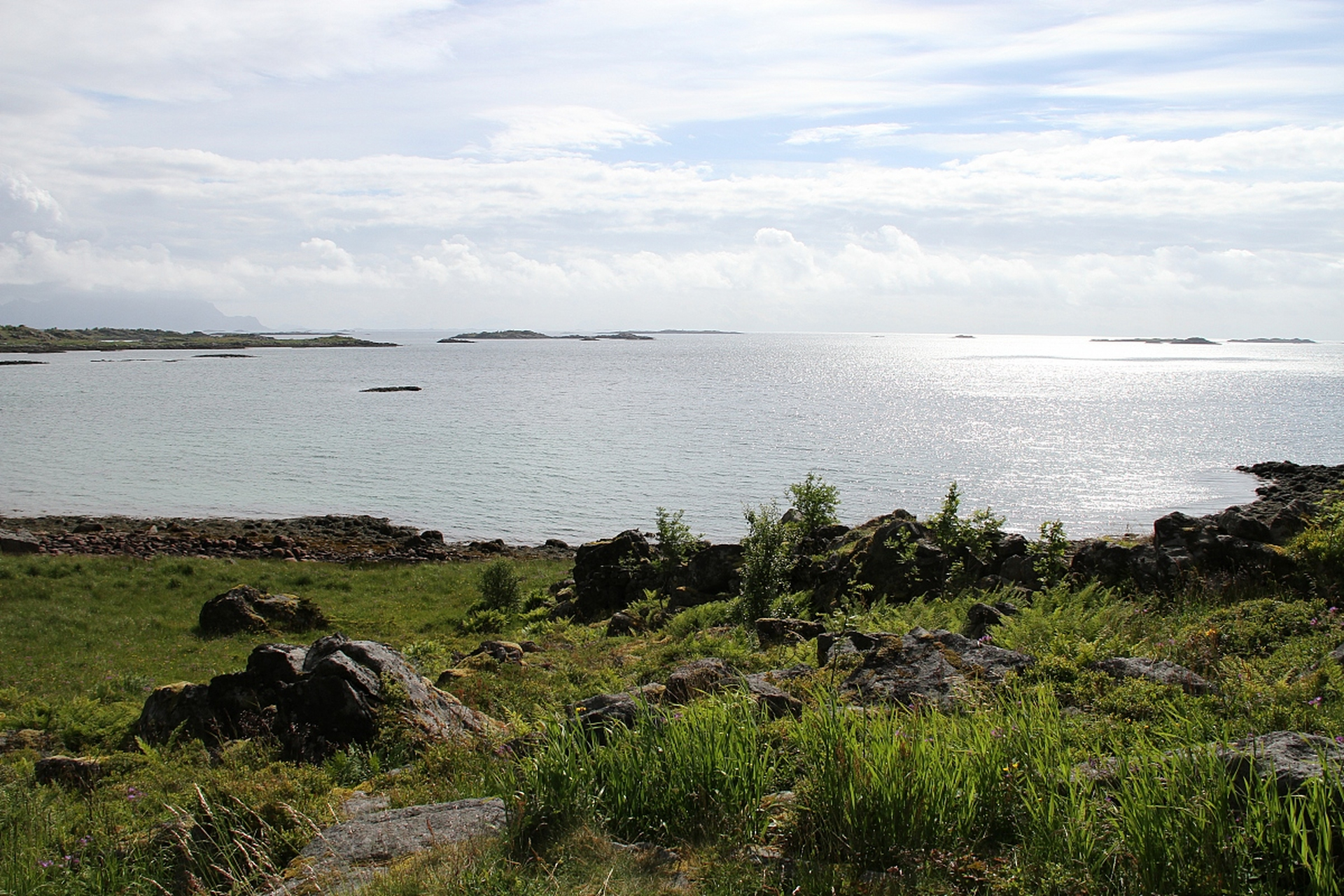 您可以在这里享受宁静的沙滩时光,或者租一艘小船,在