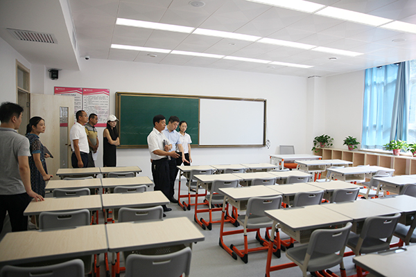 西安市长安区教育局对西京学院新设立的西京小学进行评估验收