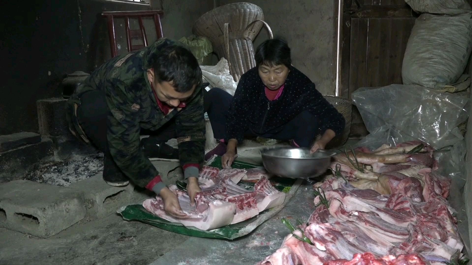 农村大哥教你腌腊肉,方法简单,100斤肉3斤盐,又香又好吃