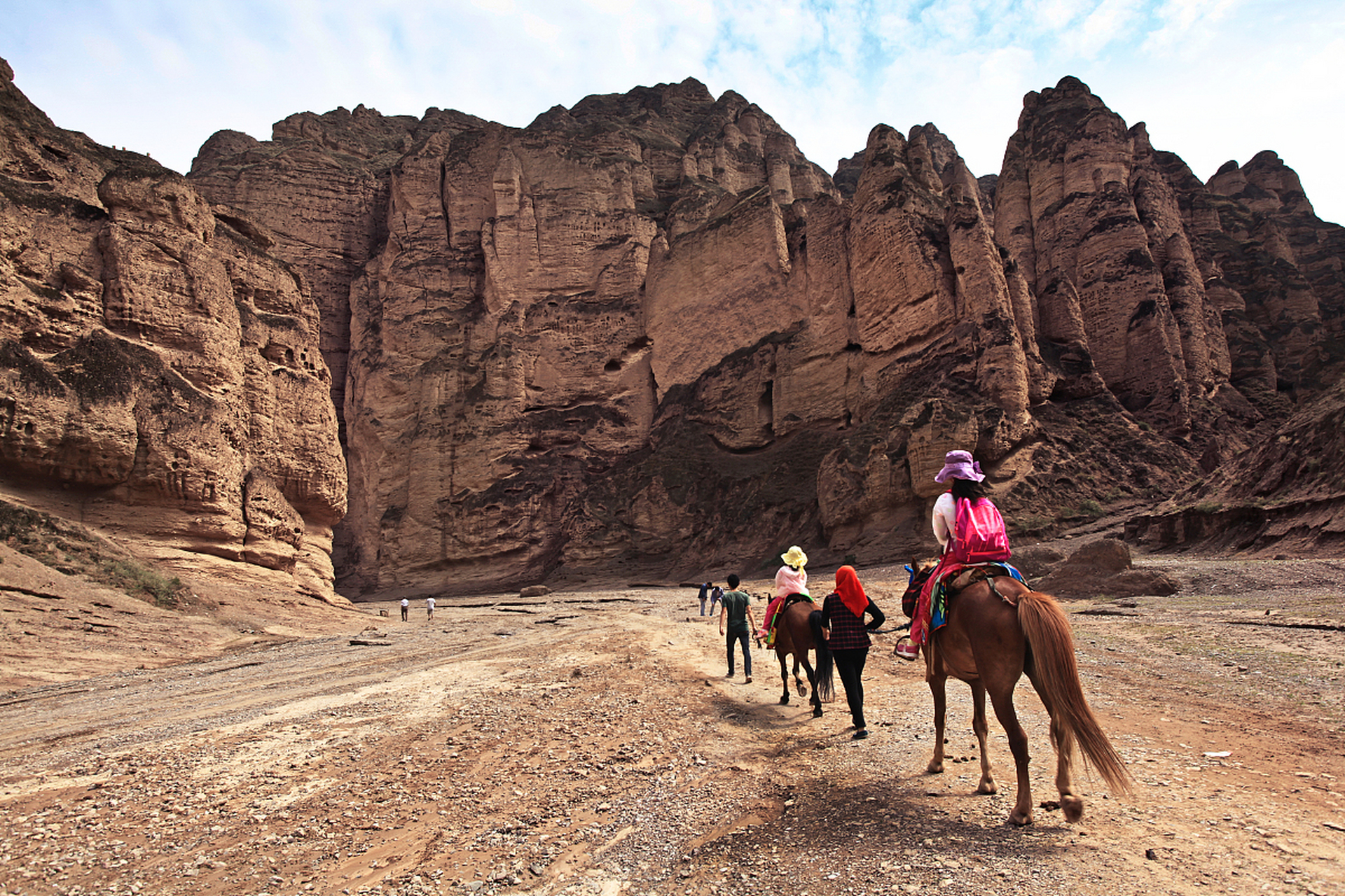 黄河石林,位于甘肃省白银市景泰县,黄河石林是一座集地貌特征,地质