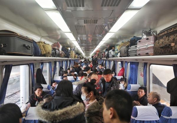新疆铁路春运首趟加开直通旅客列车开行