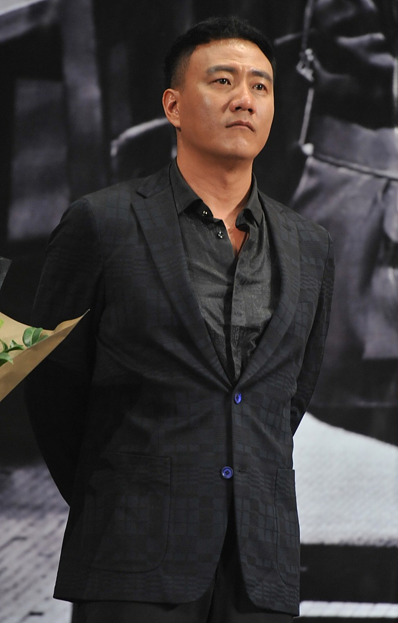 原来,胡军在片场亲眼看到了真