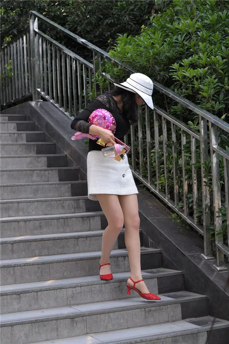 街拍:时尚辣妈现身公园,身穿白色短裙优雅贤淑