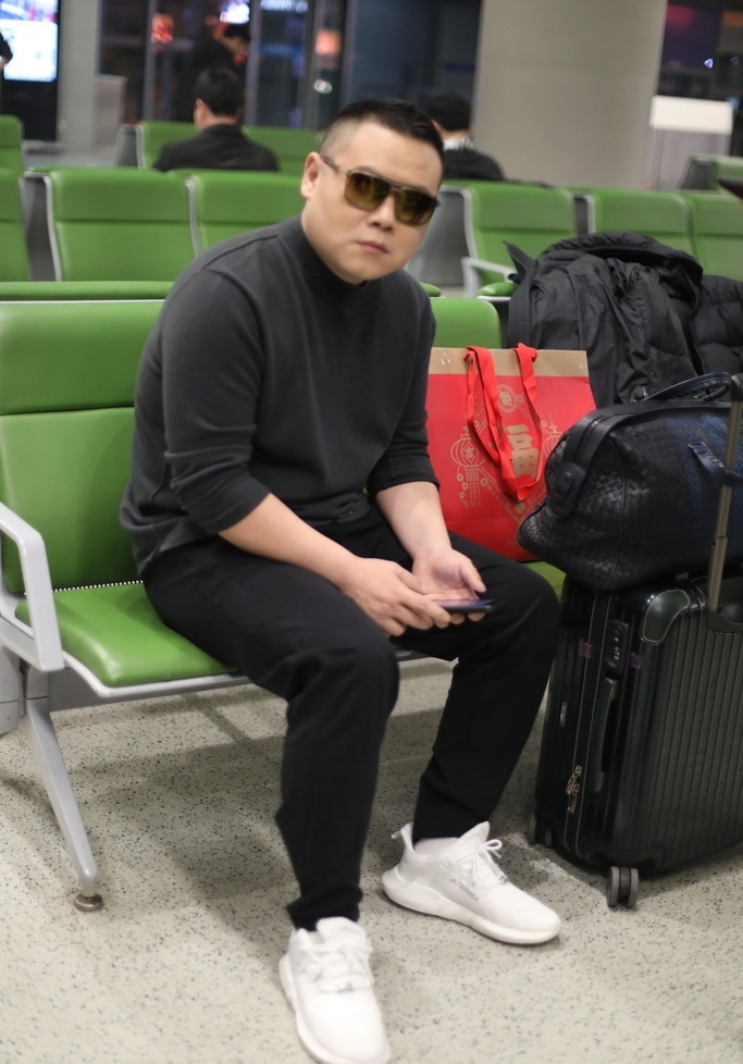 岳云鹏机场候机戴墨镜装酷 见镜头一秒破功