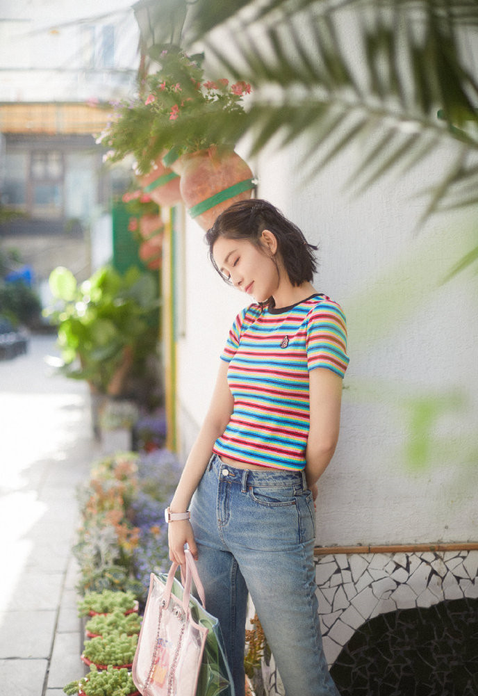 《陈情令》孟子义原来这么美!红色碎花裙配短发,不愧是北影校花