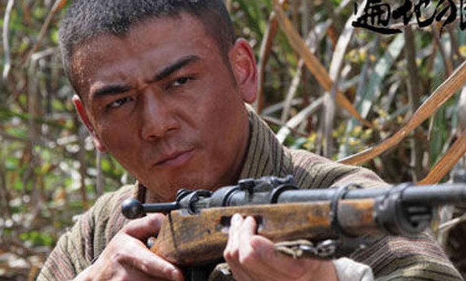 别再被影视剧所欺骗了,把枪放在腰间扫射甚至会危及性命?