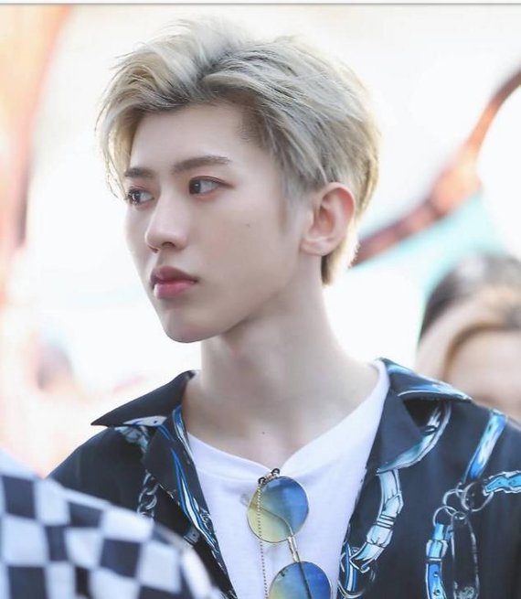 朱正廷的盛世美颜真是能驾驭这个新奇的阴阳发,这么帅扛不住啊!