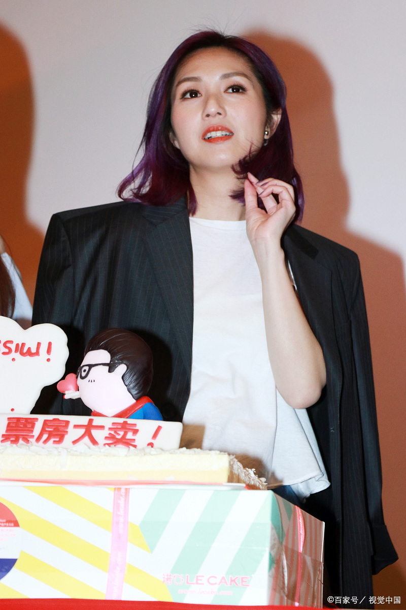 杨千嬅,原名杨泽嬅,1974年2月3日出生于中国香港,祖籍广东汕头[1-2]