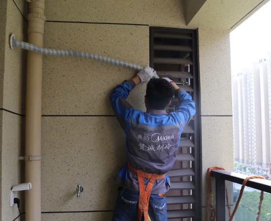 6张空调安装工人现场施工图,换你你敢做这个工作吗?