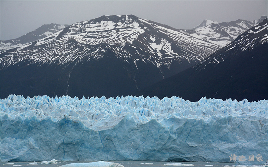 冰川的脚步午夜阳光下的山脉,呈现出冰川侵蚀的痕迹