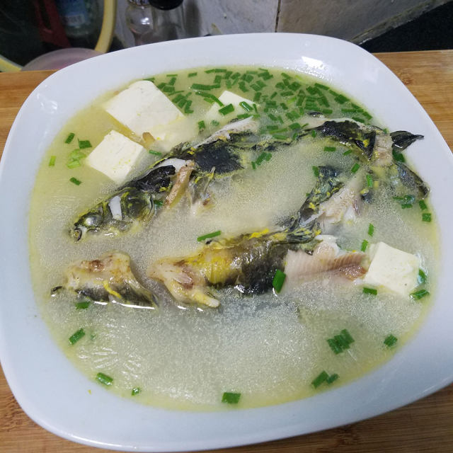 黃骨魚豆腐湯,湯鮮味美,讓人看著就會食慾大振