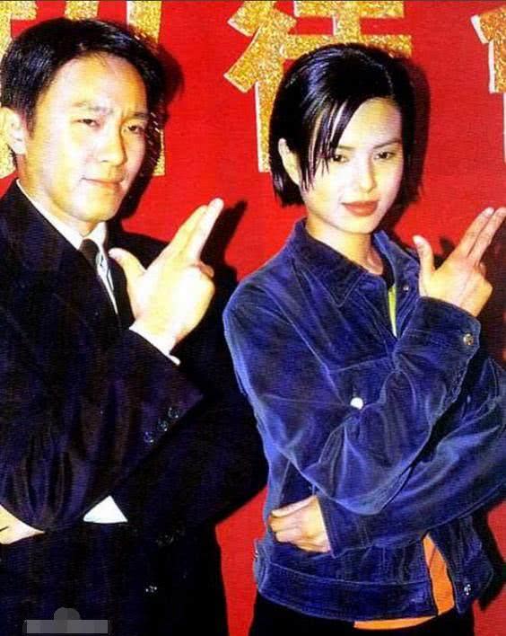 22年前李若彤周星驰的合照遭曝光,浓妆艳抹,如今50岁却孤身一人