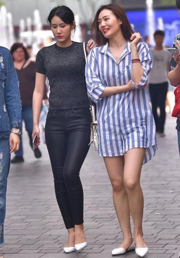 街拍:两个美女黑色吊带搭配阔腿裤,时尚性感,让人啧啧
