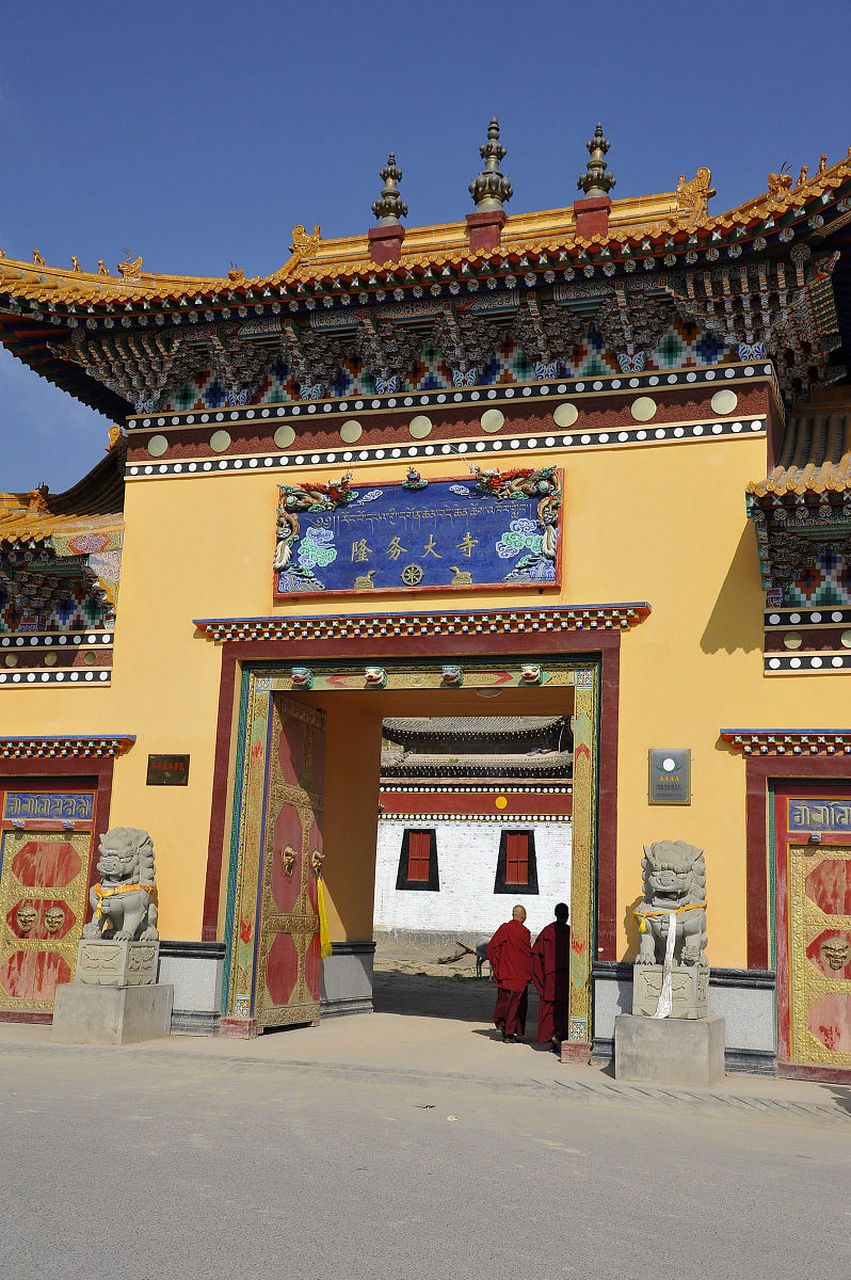 位于年楚河上游河谷地带,寺庙北距江孜县10公里,南距康马县40公里