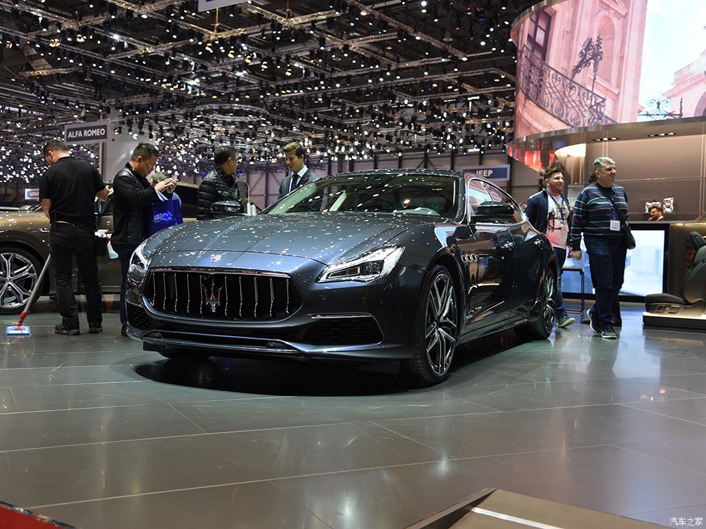 不光是这些,这款车型的进气格栅看上去很有气派,而且中网的部分被八个