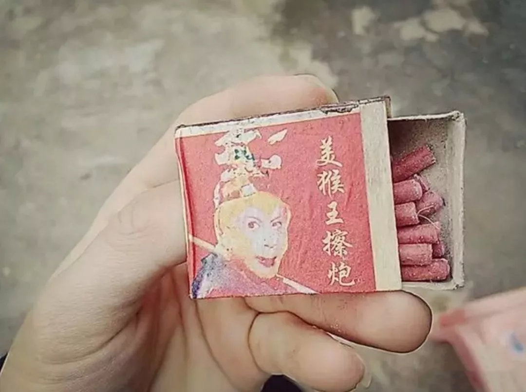实拍30年前中国人过春节:吃加长版冰糖葫芦,图五80后终身难忘