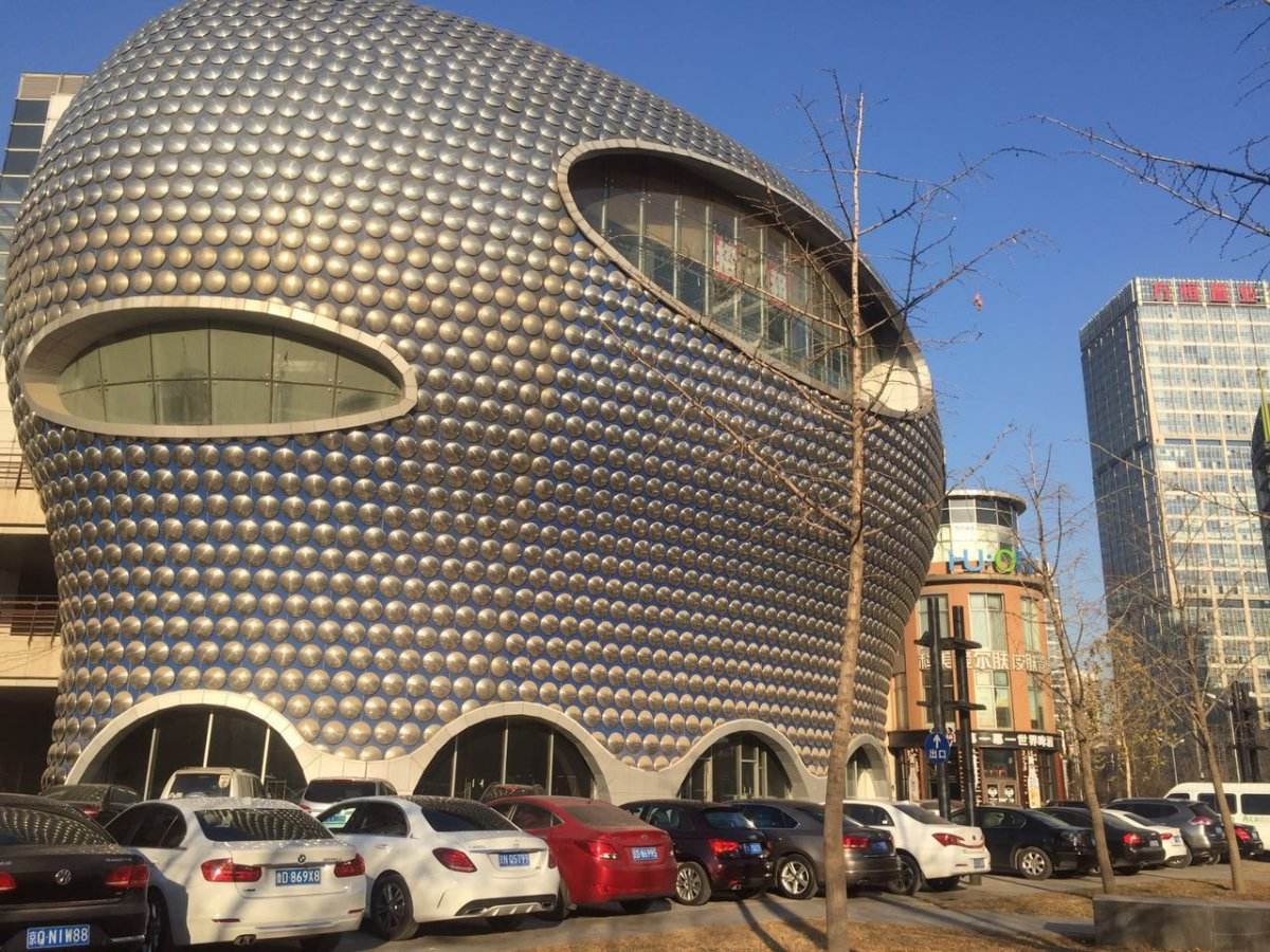 4,上海lv大厦 上海lv大厦,又名上海虹桥尚嘉中心,由日本著名建筑大师