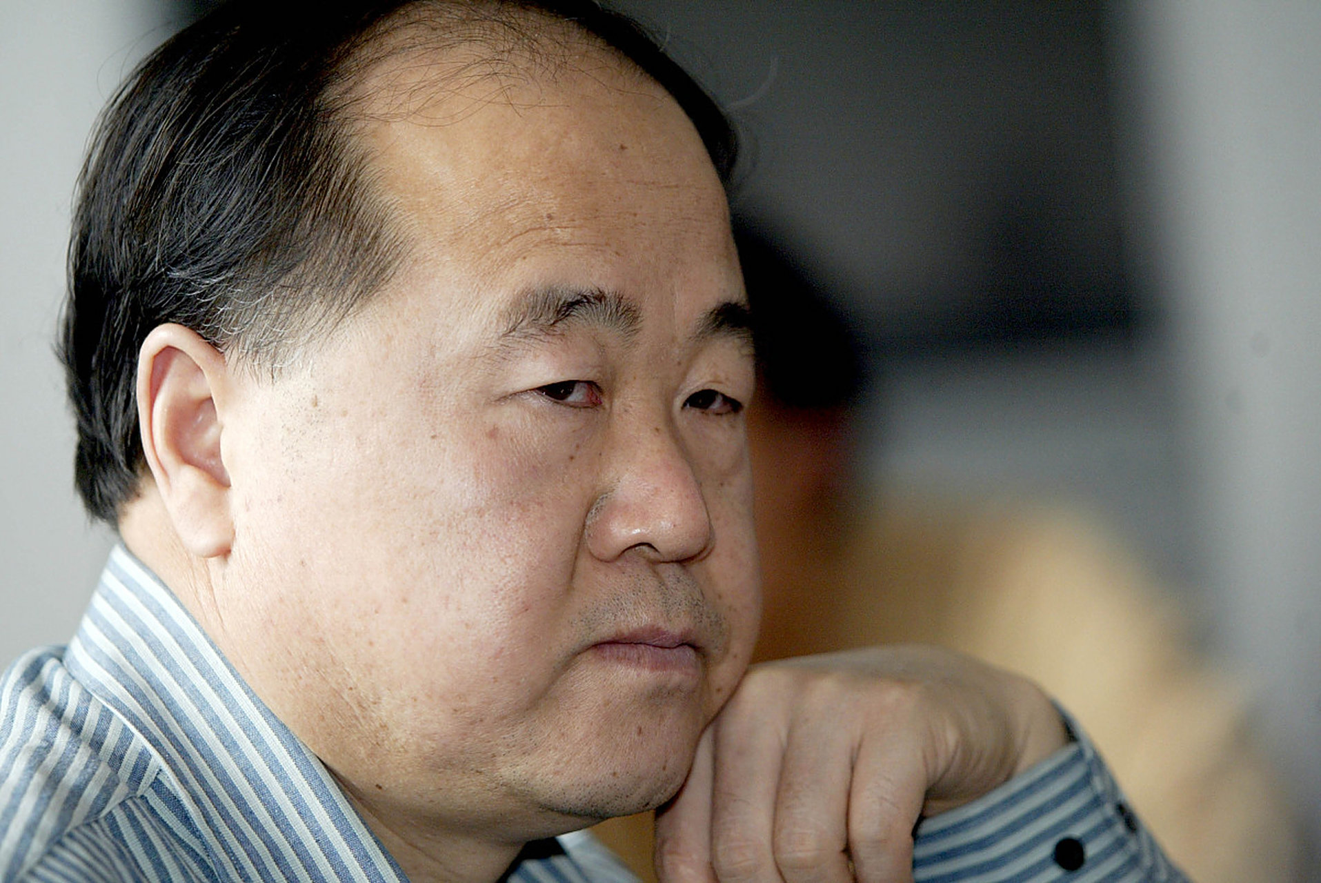 莫言那沉默劲儿,嘿,真是让人"佩服"得五体投地啊!