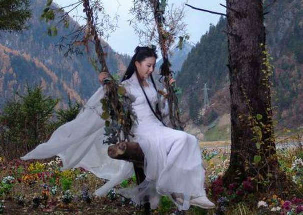 古装剧中女星荡秋千,个个美翻了,刘亦菲身后亮了,到底漏了啥?