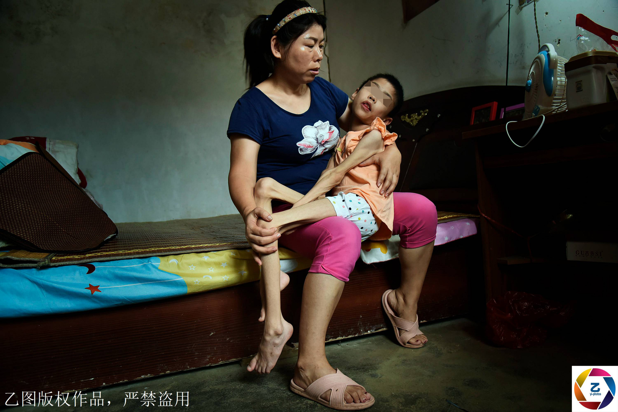 女孩骨瘦如柴笑容让人心碎,妈妈离家几年回来赎罪:我不该丢下她