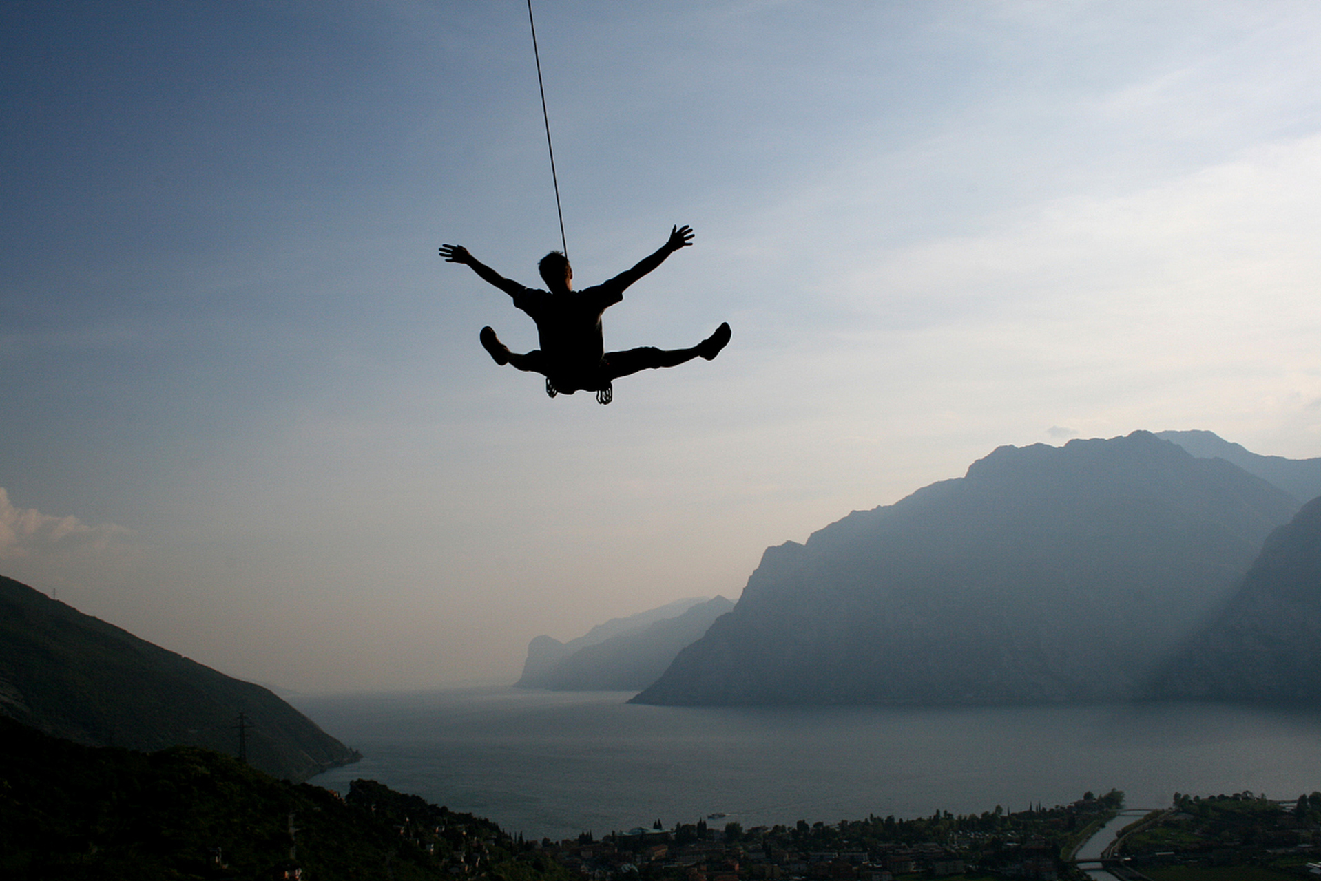 男子蹦极庆祝离婚绳子断裂坠湖