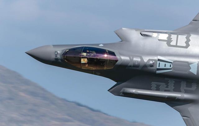 在空战模拟中,f-35正在摧毁敌人的战斗机