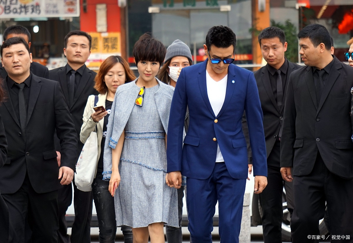 陆毅14岁女儿身高赶超高挑母亲!却因细长的"筷子腿"遭受非议!