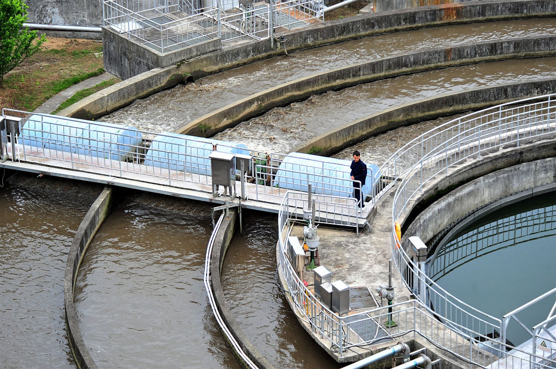 常见的氧化沟的类型: 1,卡鲁塞尔氧化沟:carrousel 2,奥贝尔氧化沟