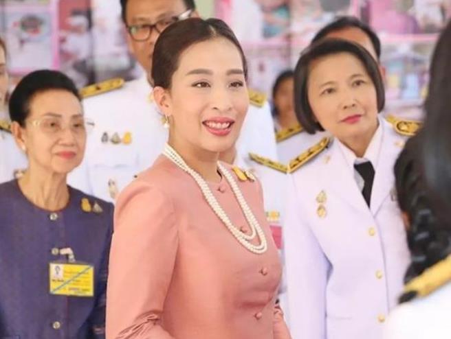 泰国嫡庶差别好大!41岁帕公主册封将军,庶出公主却要跪拜姐姐