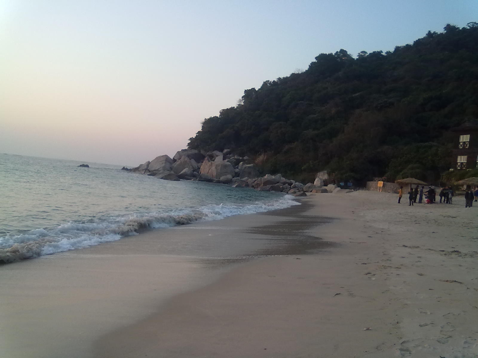 带你到深圳南澳一个美丽的海边沙滩去走走,它的名字叫柚柑湾