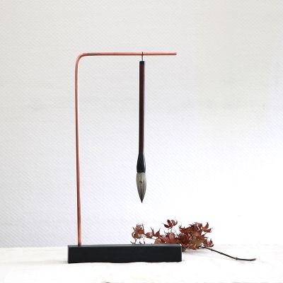 毛笔清洗完之后,笔毫中的水分较多,一定要笔头朝下竖直悬挂在笔架上