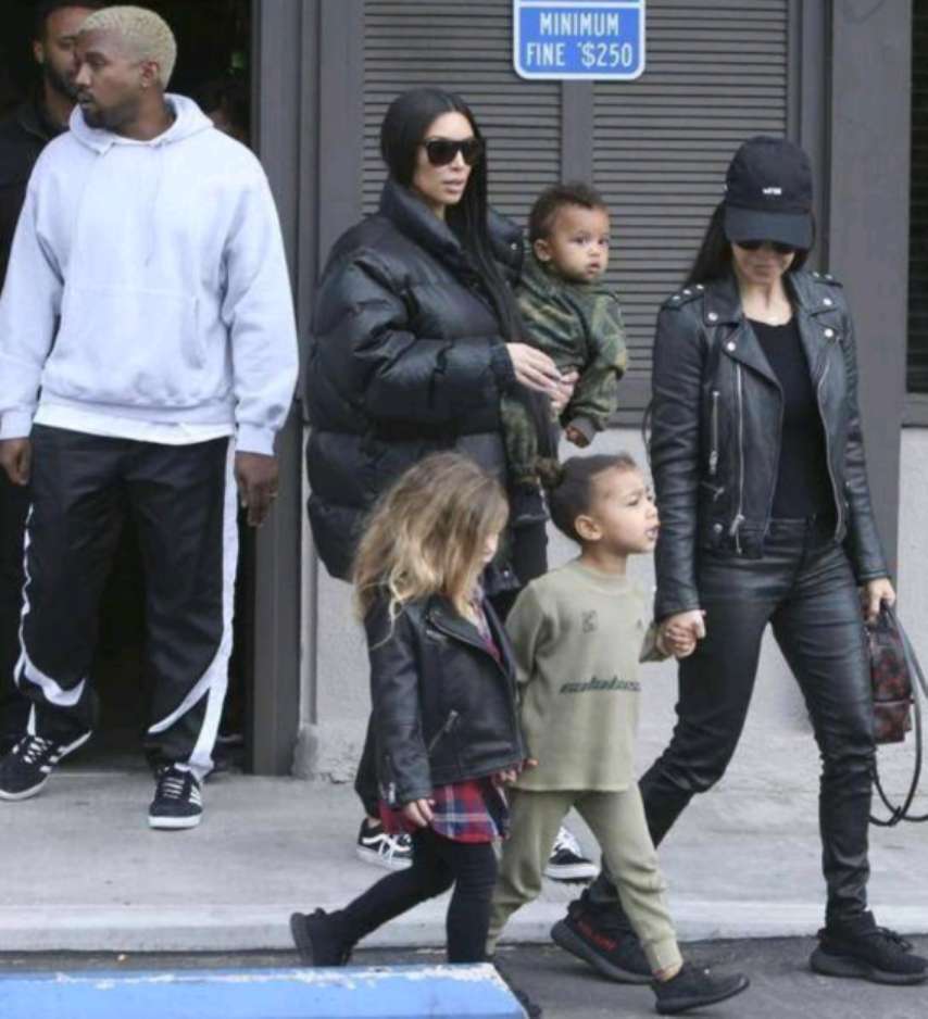 金卡戴珊晒全家福,一家五口颜值惊人,11个月的小女儿呆萌可爱