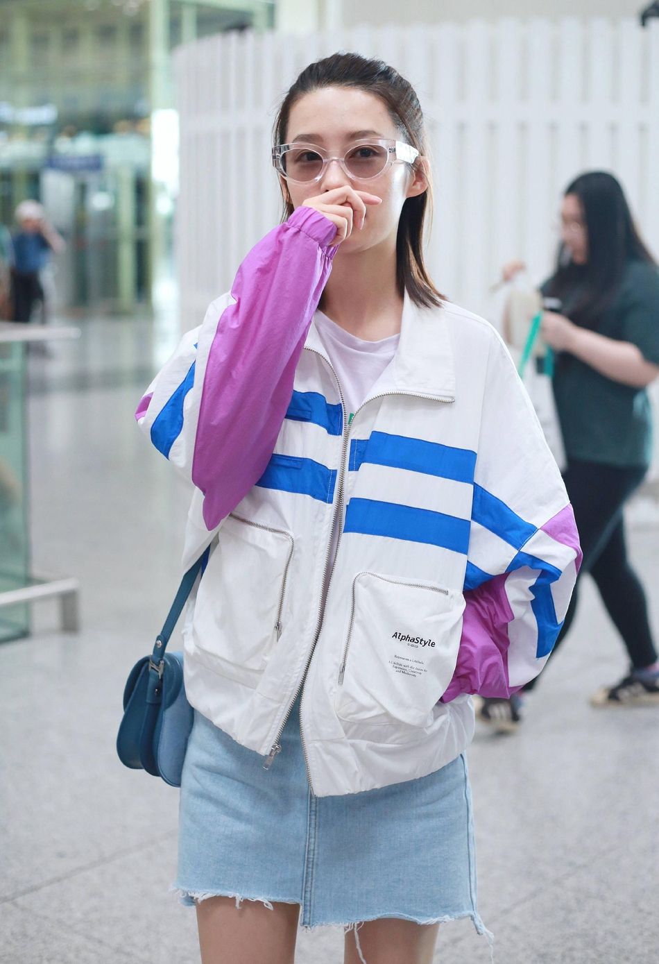 这张照片中李沁在外套里面竟然又套了一个卫衣,卫衣里面好像还穿了一