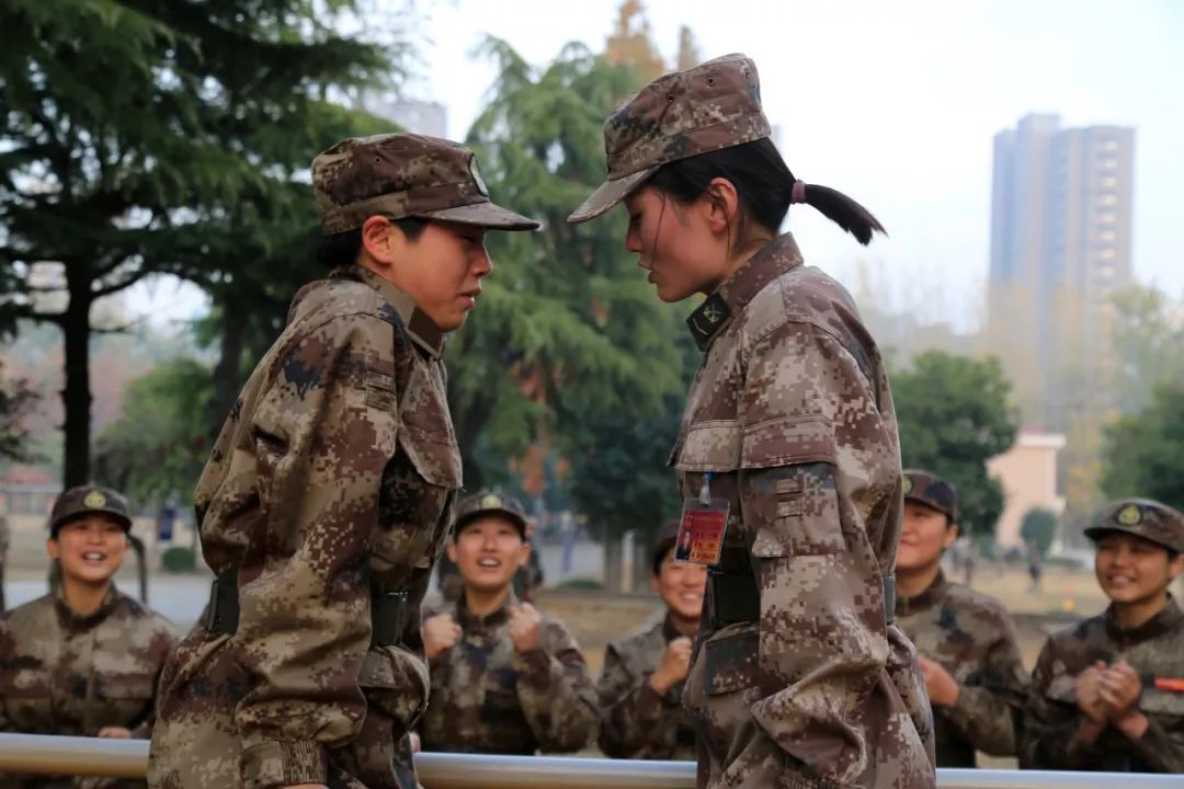 对待 一样吃苦,一样战斗 舒服只是昨天的事 冲锋号也曾采访过特战女兵