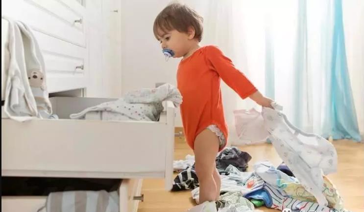 孩子上蹿下跳,爱扔东西,爸妈先别慌,是孩子空间敏感期到了