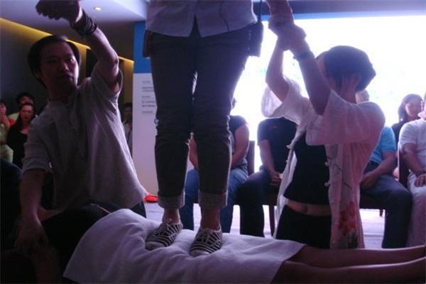 女子被催眠,身体像钢板一样坚硬,被踩也感觉不到任何疼痛