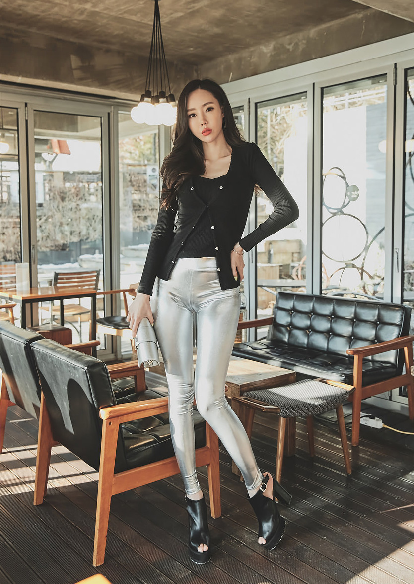 韩国美女皮衣皮裤穿搭:银色皮裤身材不好不要尝试