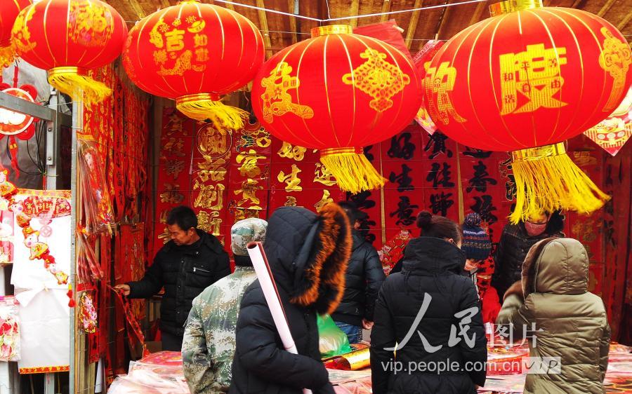 2019年1月27日,人们在大连郊区的营城子大集上备年货.