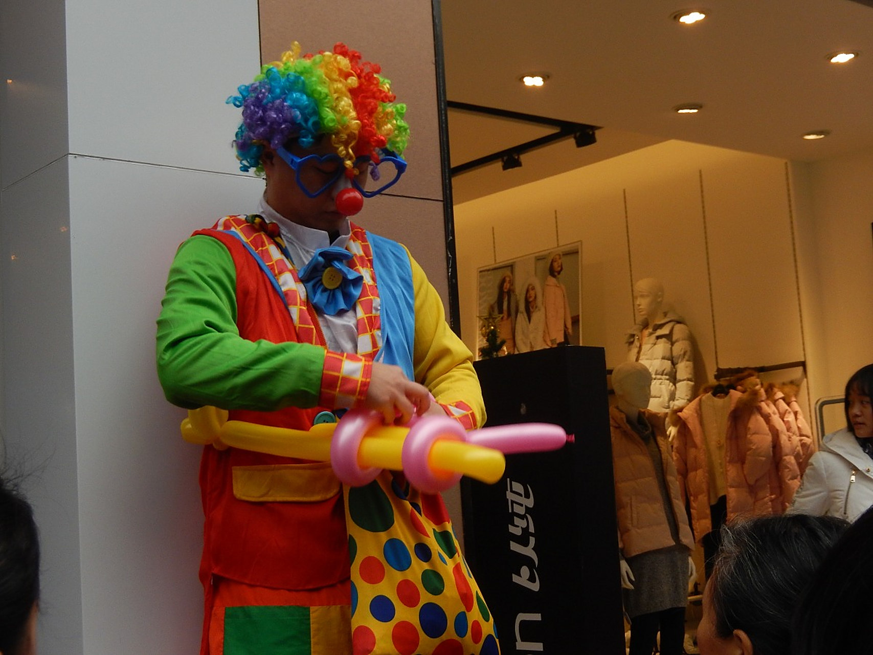 郑州小丑表演130x5653x0582郑州气球小丑引流,生日小丑表演魔术与小