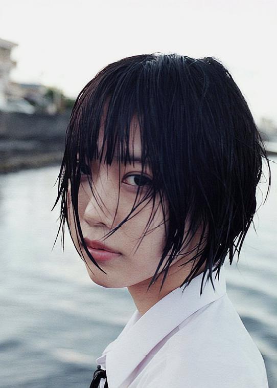 该写真集将于3月6日发售.