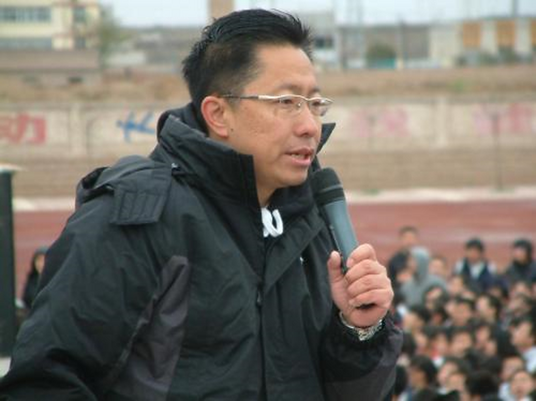 李阳高中三年浑浑噩噩,实在提不起学习的兴趣,凭借