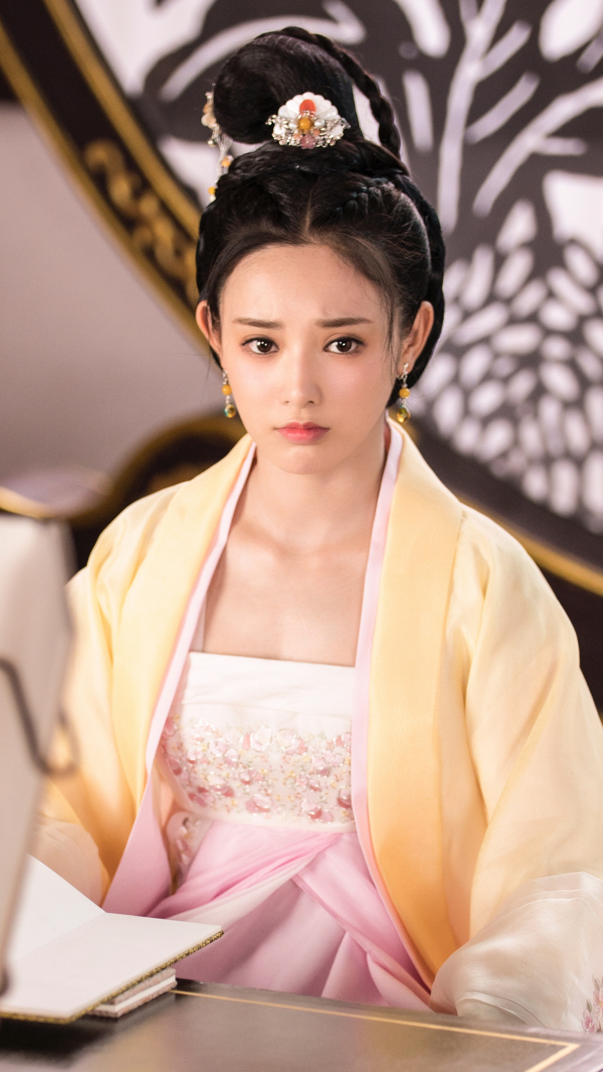 彭小苒古装壁纸:宝藏女孩,神仙颜值,网友:已沦陷