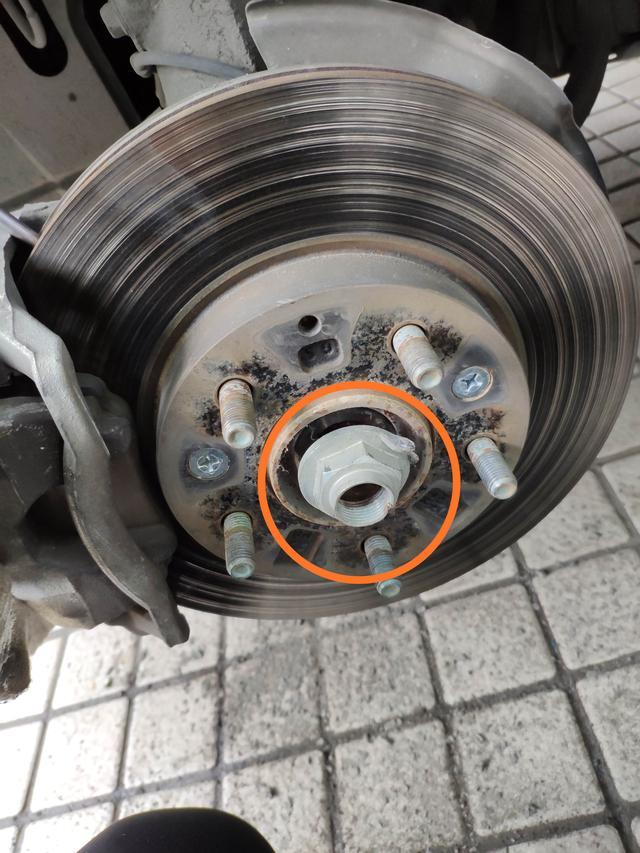 当然半轴固定在轴头上的大螺帽也是需要被拆掉.