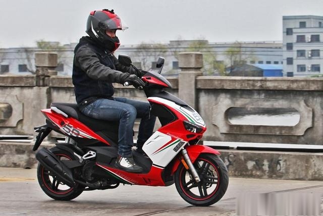 售价10800元,首款单摇臂运动踏板,意大利造型设计,极速106km!