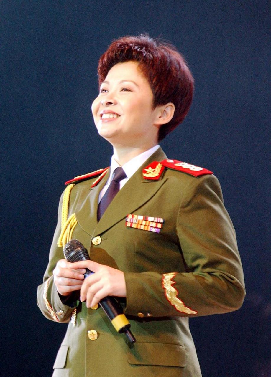 曾经靠着《春天的故事》火爆大江南北的董文华广州首站巡演,她开演唱