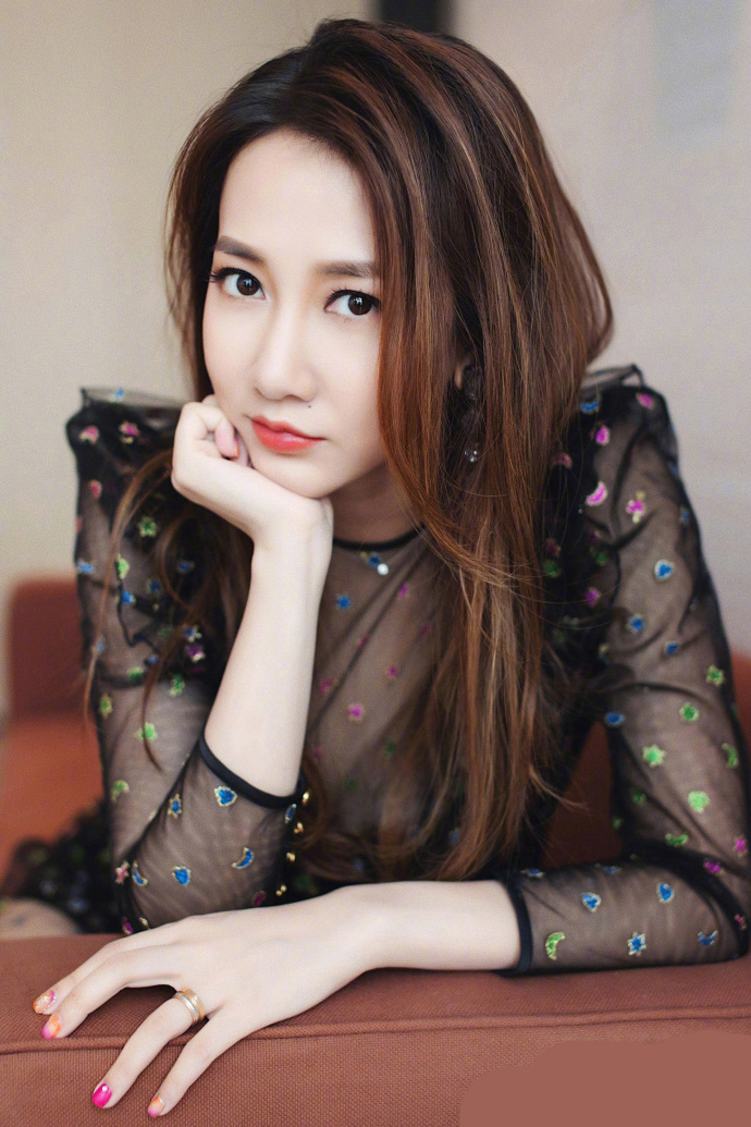 镜头下的她,肤白貌美,妥妥的女神一枚,整个人有一