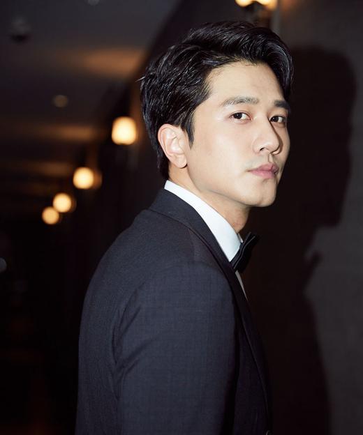 彭冠英在上大学的时候,身高就已经是192cm,平时排练大戏,同学们都不